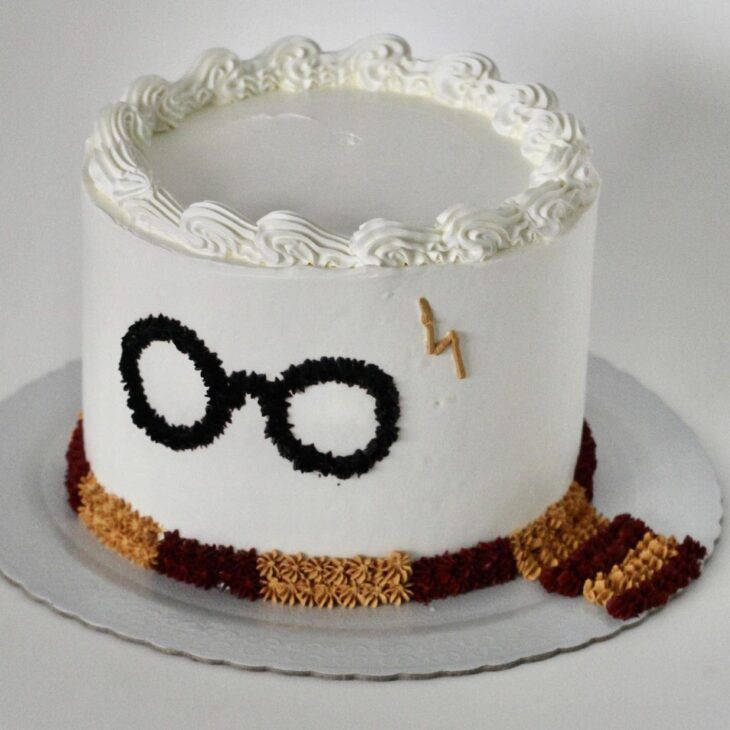 Cake decorated with Harry Potter-themed elements